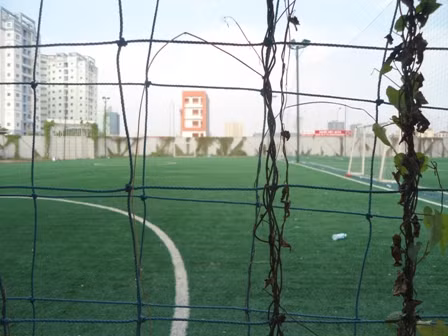 Quanh sân bao bọc dây thép
