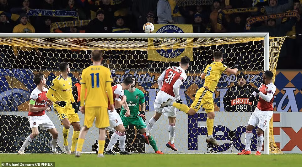 Tiền đạo đắt giá bị đuổi, Arsenal thua sốc ở Europa League ảnh 1