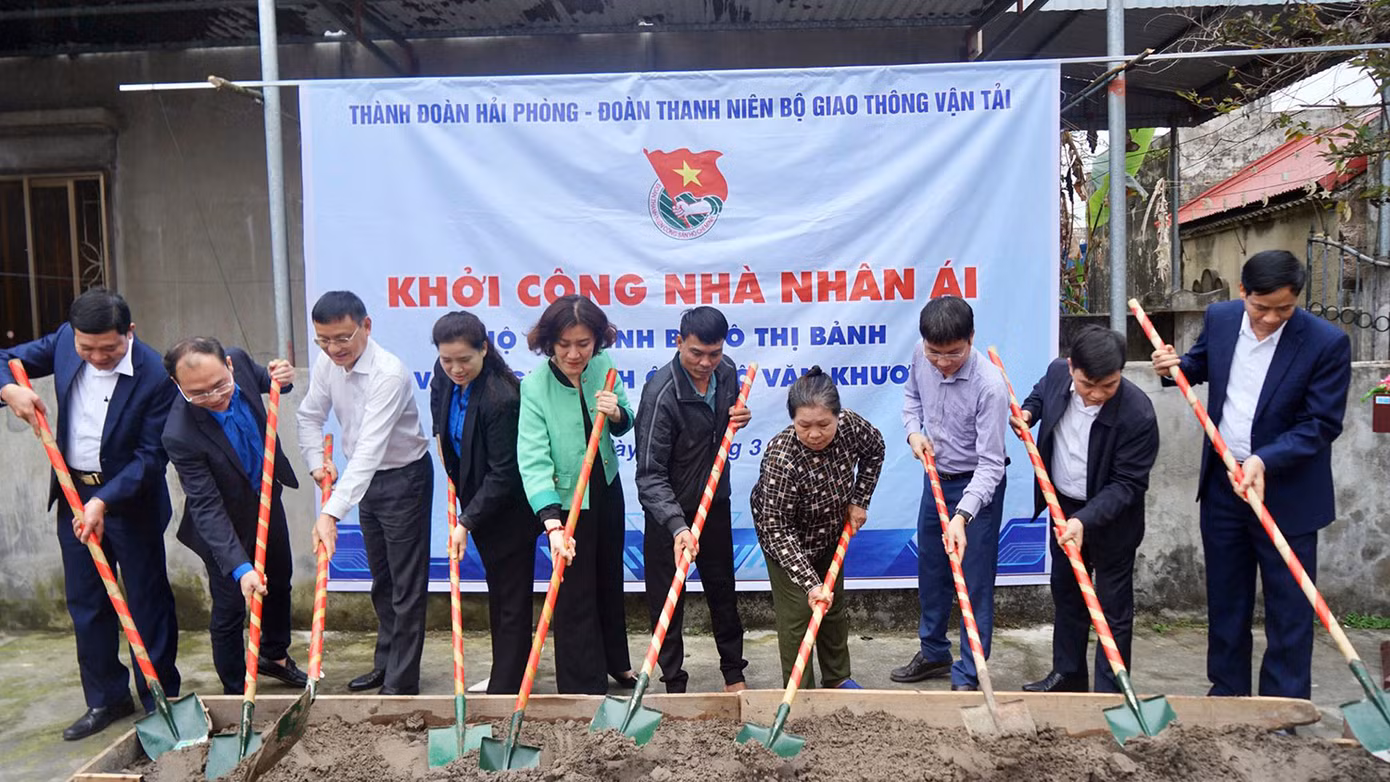 Các đại biểu làm nghi thức khởi công xây dựng "Nhà nhân ái" tại huyện Cát Hải.