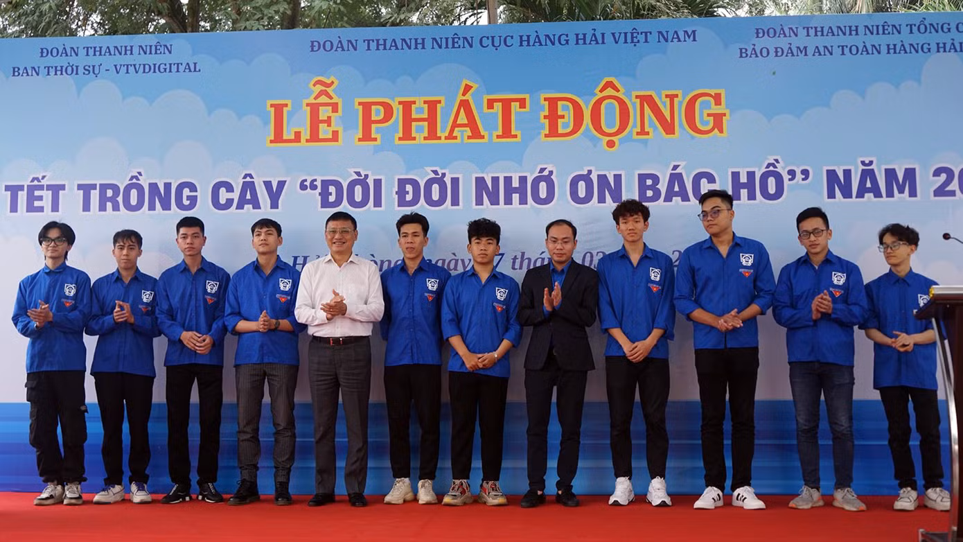 Đoàn thanh niên Bộ GTVT phối hợp với các đơn vị và Thành Đoàn Hải Phòng hưởng ứng "Tết trồng cây" tại huyện Cát Hải.