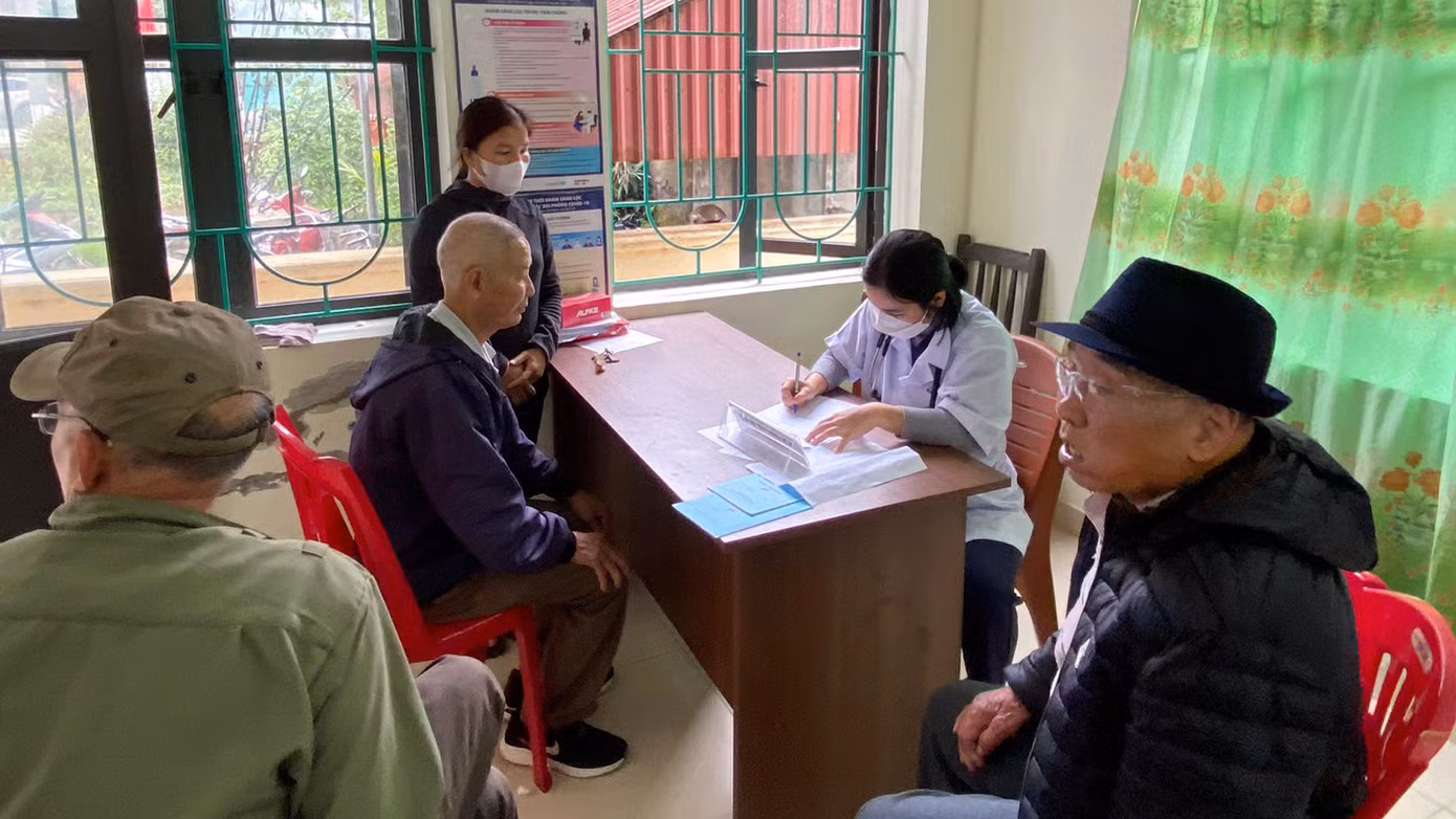 Người cao tuổi được các bác sỹ trẻ tận tình thăm khám, cấp thuốc miễn phí.