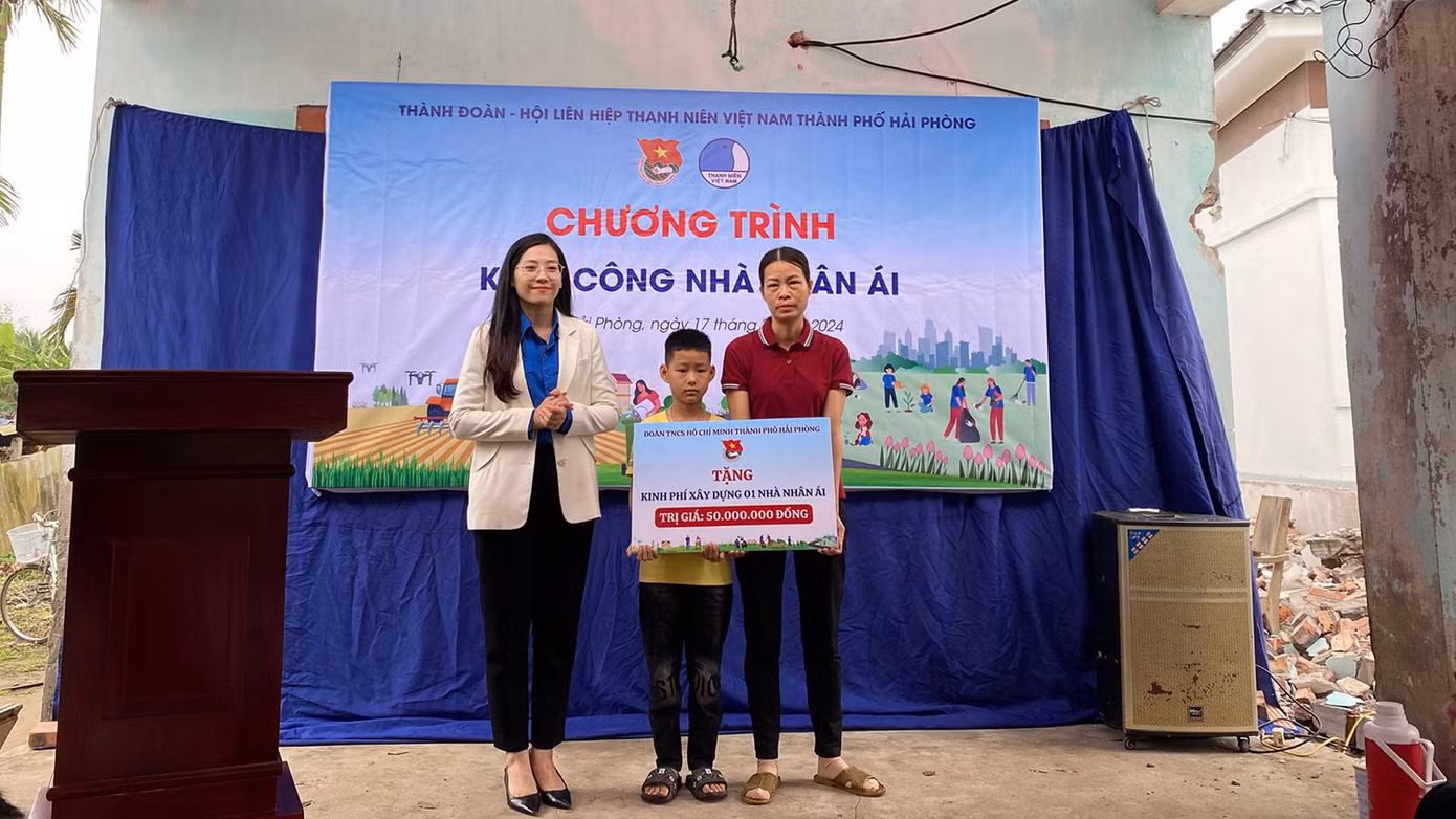 Chị Nguyễn Thị Thủy - Phó Bí thư Thành Đoàn Hải Phòng trao biển biểu trưng hỗ trợ kinh phí xây dựng "Nhà nhân ái" tại huyện Tiên Lãng.