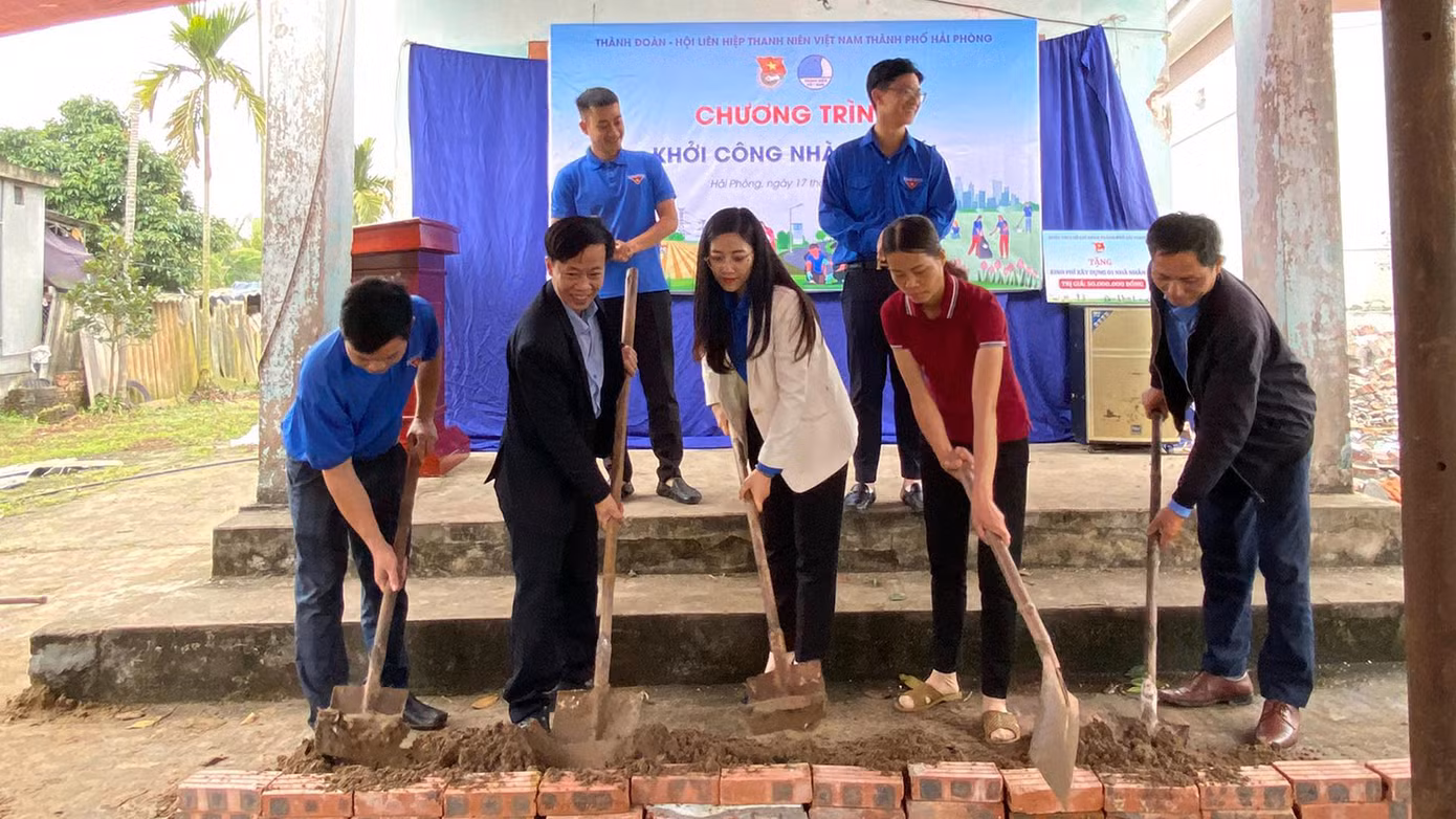 Các đại biểu làm nghi thức khởi công xây dựng "Nhà nhân ái" tại huyện Tiên Lãng.