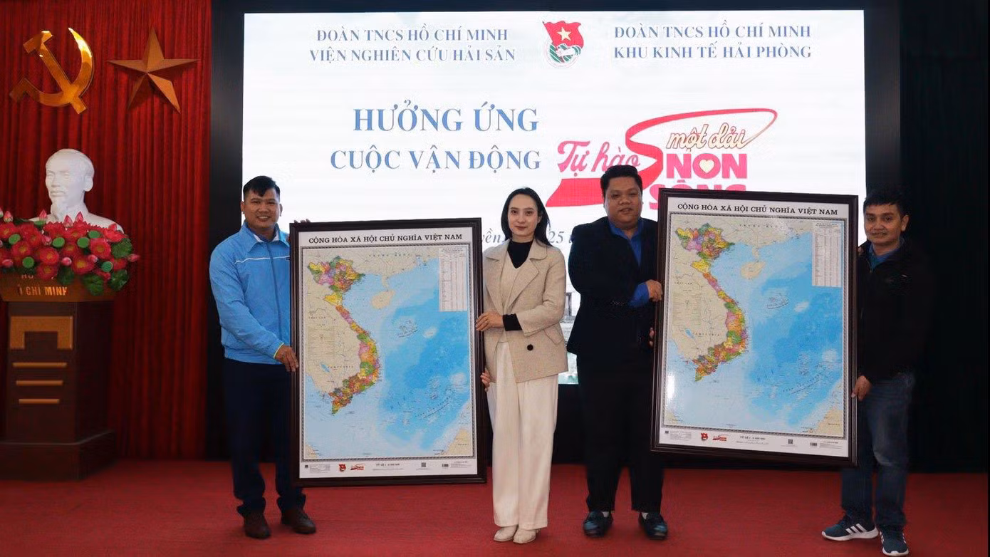 Thành Đoàn Hải Phòng tặng bản đồ Việt Nam cho BCH Đoàn Thanh niên Viện Nghiên cứu Hải sản. Thành Đoàn Hải Phòng tặng bản đồ Việt Nam cho BCH Đoàn Thanh niên Viện Nghiên cứu Hải sản.
