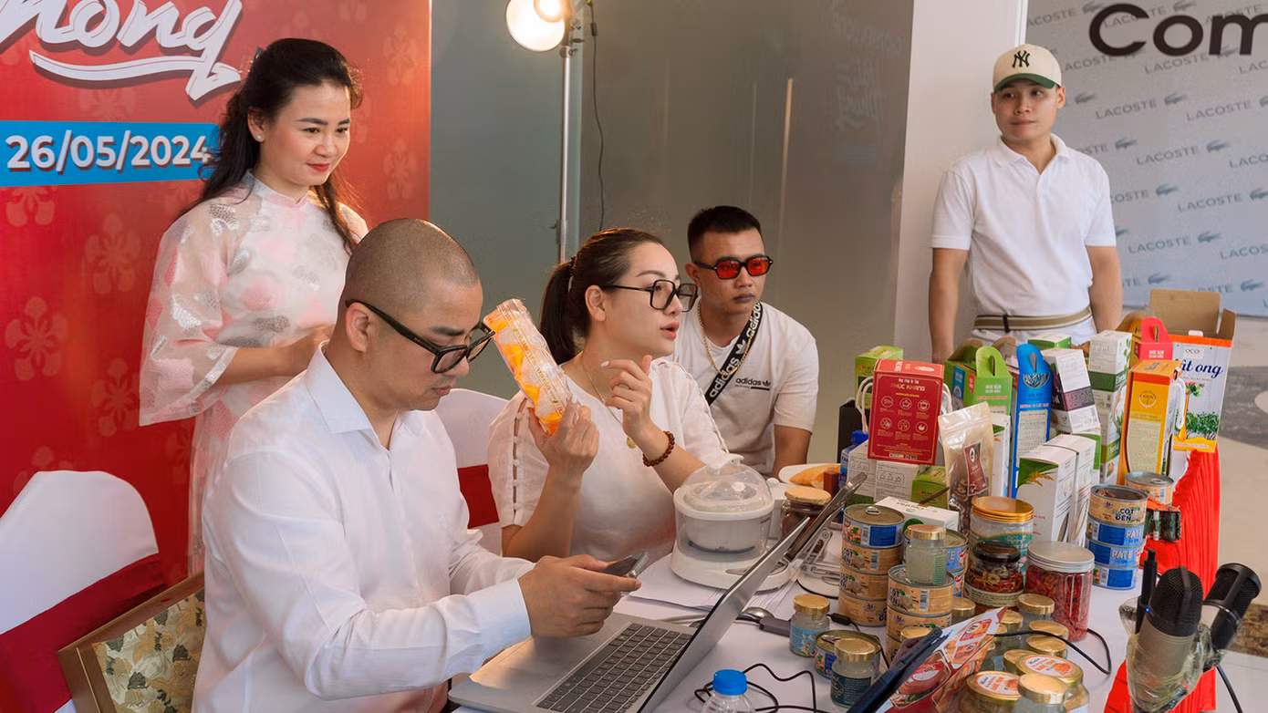 Các nhóm sáng tạo nội dung tổ chức livestream bán đặc sản Hải Phòng. Các nhóm sáng tạo nội dung tổ chức livestream bán đặc sản Hải Phòng.