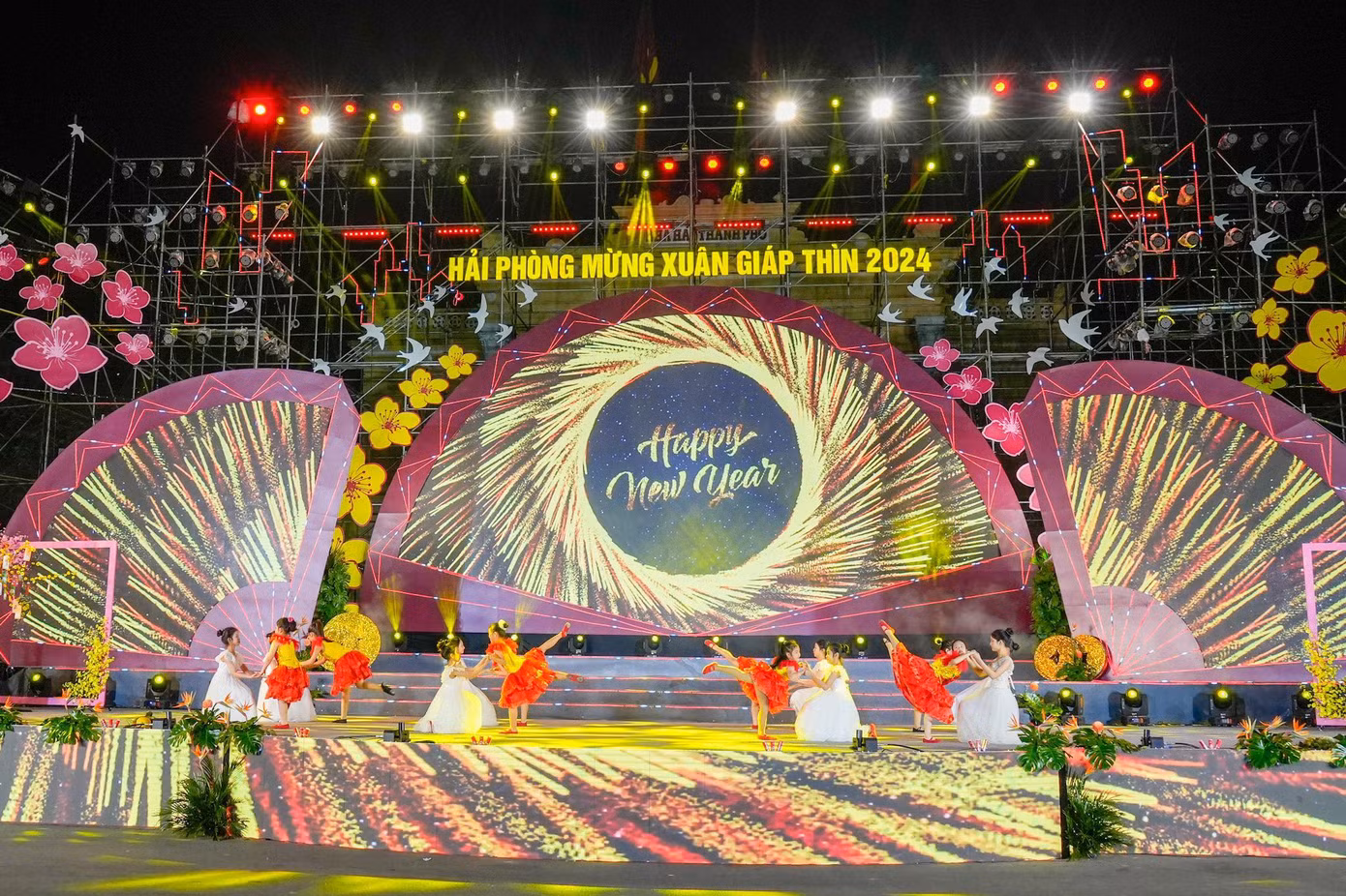 Pháo hoa rực sáng trên bầu trời chào năm mới Giáp Thìn 2024 ảnh 161 Pháo hoa rực sáng trên bầu trời chào năm mới Giáp Thìn 2024 ảnh 161