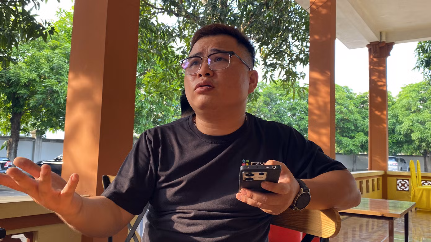 Anh Nguyễn Ngọc Thái kể lại phút đạp cửa ô tô tìm cháu bé. Anh Nguyễn Ngọc Thái kể lại phút đạp cửa ô tô tìm cháu bé.