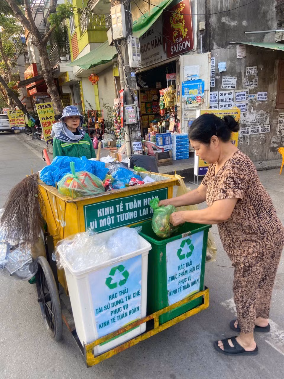 Nhân viên Công ty Môi trường đô thị Hải Phòng tổ chức tuyên truyền, thu gom và sử dụng xe 3 ngăn để phân loại rác tại các khu dân cư, tổ dân phố thuộc các quận trung tâm.