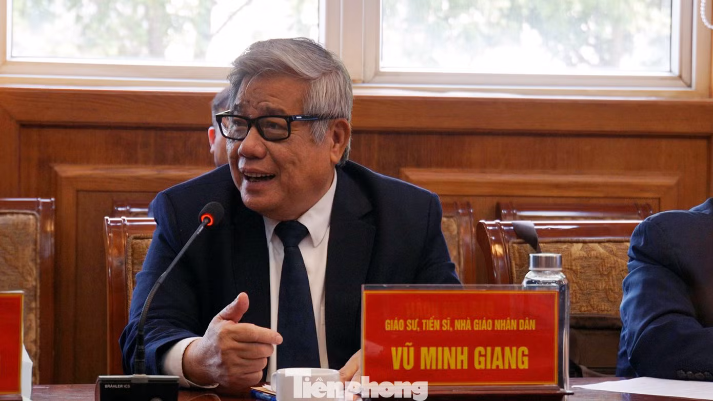 Giáo sư, Tiến sĩ Vũ Minh Giang chia sẻ về công tác xây dựng hồ sơ khoa học đề nghị UNESCO vinh danh Trạng Trình Nguyễn Bỉnh Khiêm. Giáo sư, Tiến sĩ Vũ Minh Giang chia sẻ về công tác xây dựng hồ sơ khoa học đề nghị UNESCO vinh danh Trạng Trình Nguyễn Bỉnh Khiêm.