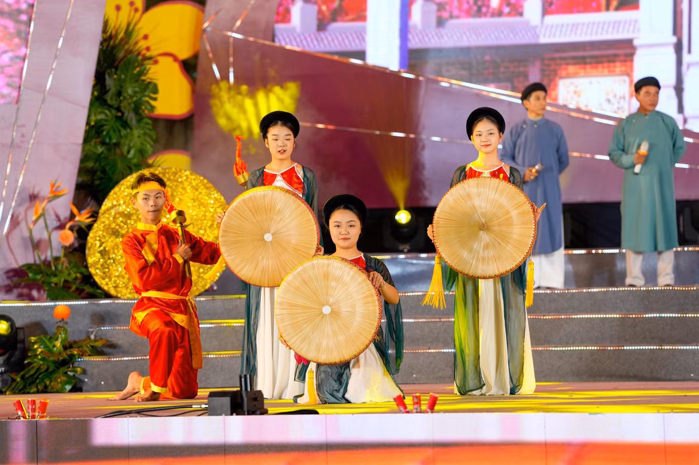 Các tiết mục biểu diễn tại chương trình Hải Phòng mừng xuân Giáp Thìn 2024 tại Nhà hát thành phố. Các tiết mục biểu diễn tại chương trình Hải Phòng mừng xuân Giáp Thìn 2024 tại Nhà hát thành phố.
