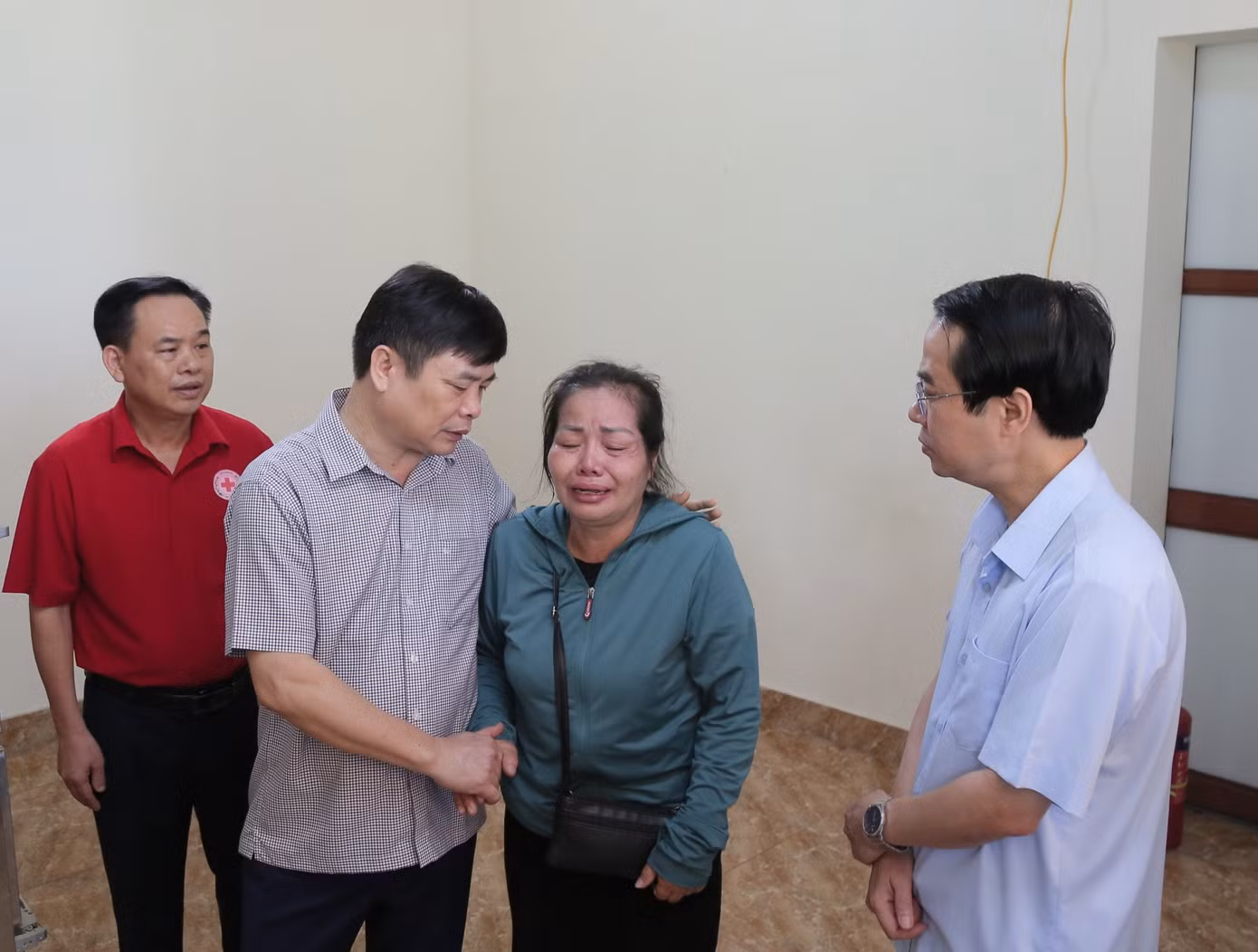 Bà ngoại cháu T.G.H khóc nghẹn mỗi khi có người tới thăm hỏi, động viên. Bà ngoại cháu T.G.H khóc nghẹn mỗi khi có người tới thăm hỏi, động viên.