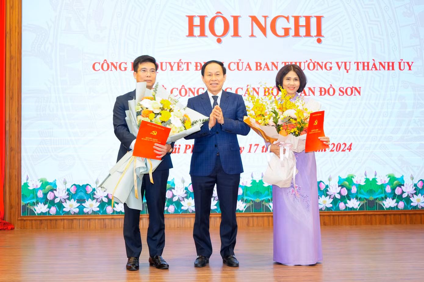 Bí thư Thành ủy Hải Phòng trao quyết định về công tác cán bộ tại Quận ủy Đồ Sơn và Thanh tra thành phố.