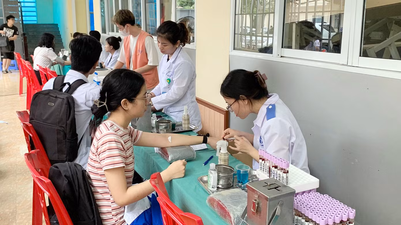 Các bạn trẻ thành phố cảng tới điểm hiến máu cố định đăng ký hiến máu. Các bạn trẻ thành phố cảng tới điểm hiến máu cố định đăng ký hiến máu.