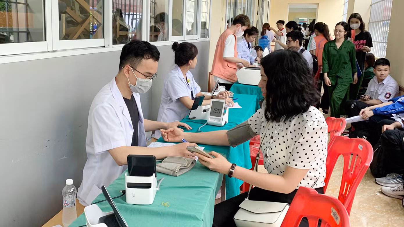 Nhiều giảng viên, cán bộ nhân viên Trường Đại học Hàng hải Việt Nam đăng ký hiến máu. Nhiều giảng viên, cán bộ nhân viên Trường Đại học Hàng hải Việt Nam đăng ký hiến máu.