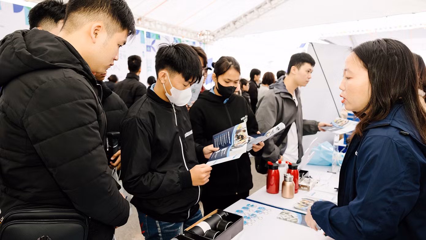 Các bạn trẻ Hải Phòng được các doanh nghiệp tư vấn, giới thiệu trực tiếp hơn 1.000 vị trí việc làm.