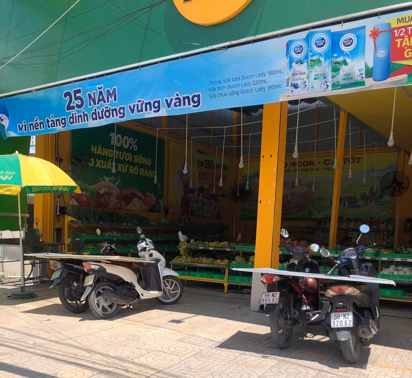 Trước các siêu thị mini khách đến mua cũng thưa thớt hơn mọi ngày.
