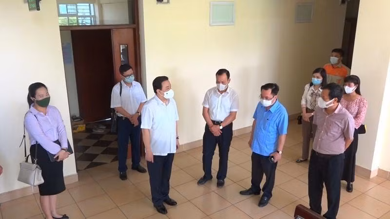 Đoàn công tác của TP. Hà Nội kiểm tra phòng cách ly tại cơ sở đào tạo trường ĐH FPT tại Hòa Lạc.