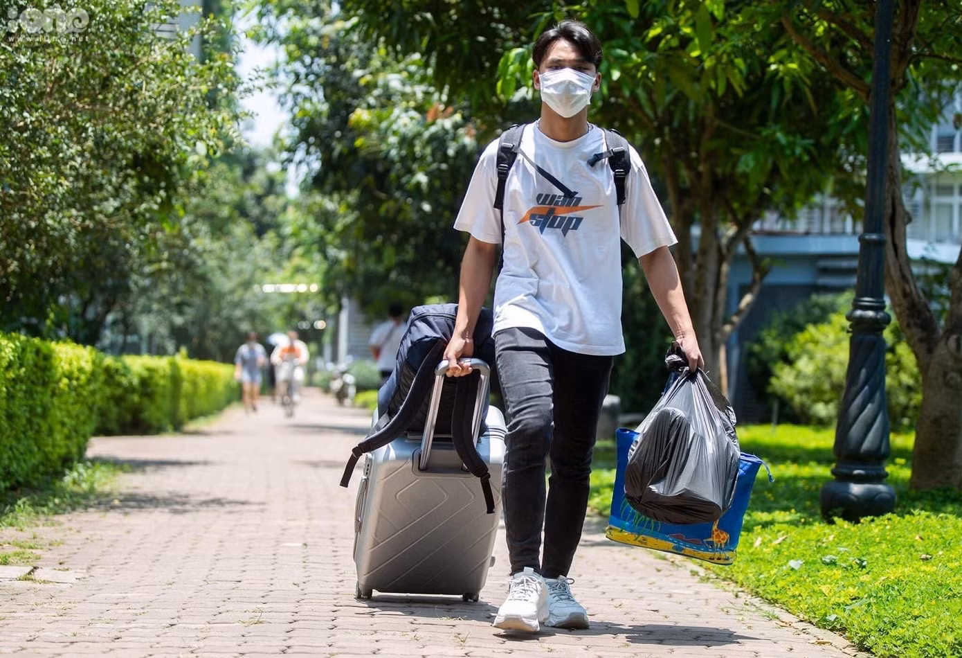 Sinh viên ĐH FPT nhanh chóng thu dọn tư trang cá nhân theo chỉ dẫn.