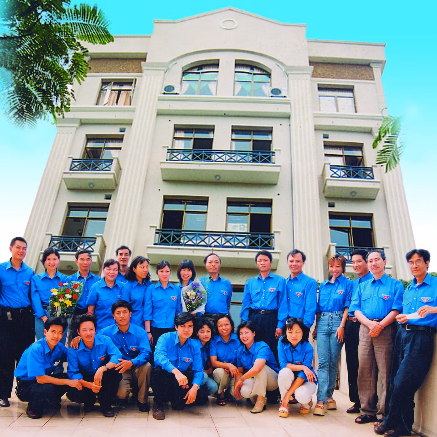 Cán bộ, phóng viên thời kỳ đầu thành lập báo Sinh Viên Việt Nam - Hoa Học Trò (1998).