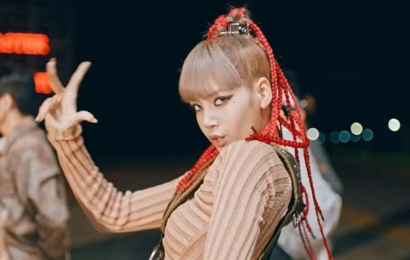 Lisa cũng đã từng gây ra tranh cãi khi để kiểu tóc này trong video trình diễn ca khúc MONEY.