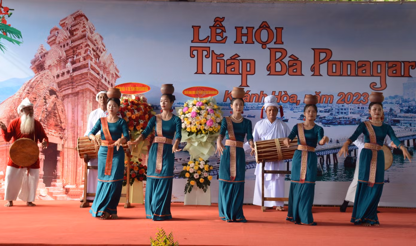 Tiết mục múa truyền thống của đồng bào Chăm tại lễ khai mạc.