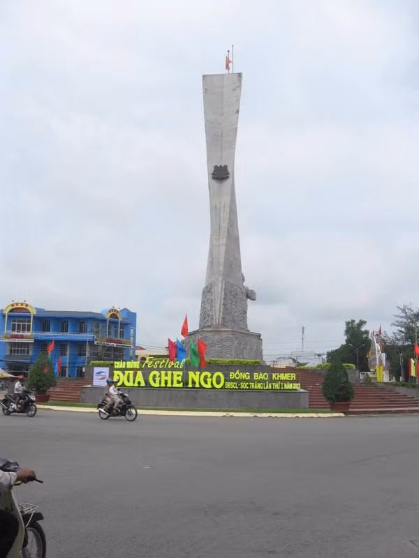 Cửa ngõ vào thành phố Sóc Trăng được trang hoàng đẹp hơn