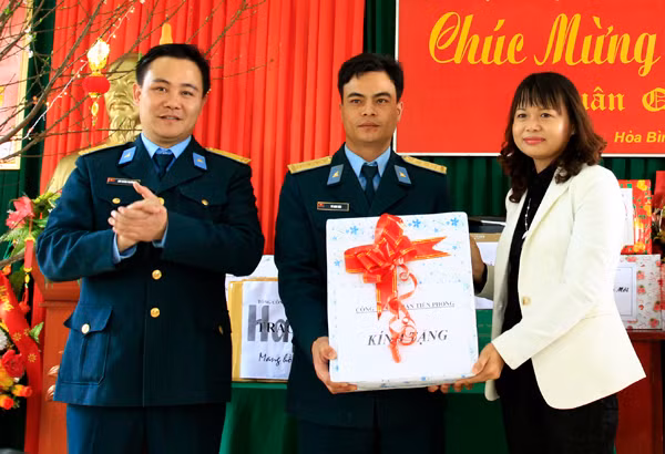 Bà Nguyễn Thúy Ngọc - Tổng giám đốc công ty Cổ phần Tiền Phong trao quà cho các chiến sỹ