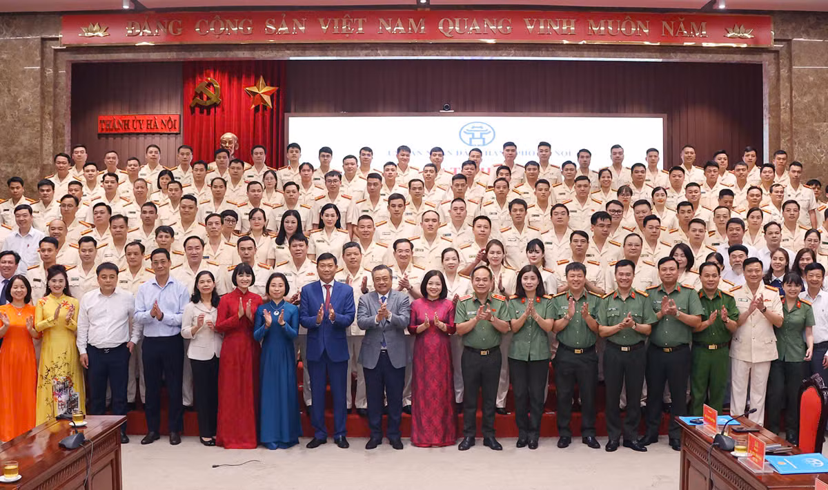Đại biểu tham dự chương trình chụp ảnh lưu niệm.