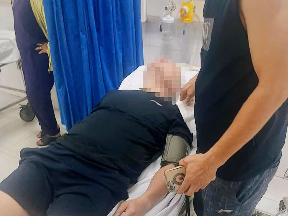 Người đàn ông được đưa vào viện cấp cứu kịp thời. Người đàn ông được đưa vào viện cấp cứu kịp thời.