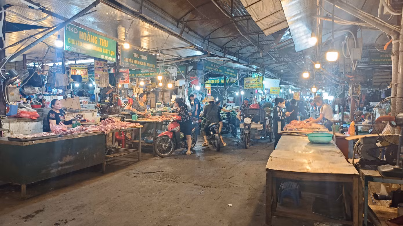 Tiểu thương buôn bán bên trong chợ Phùng Khoang.