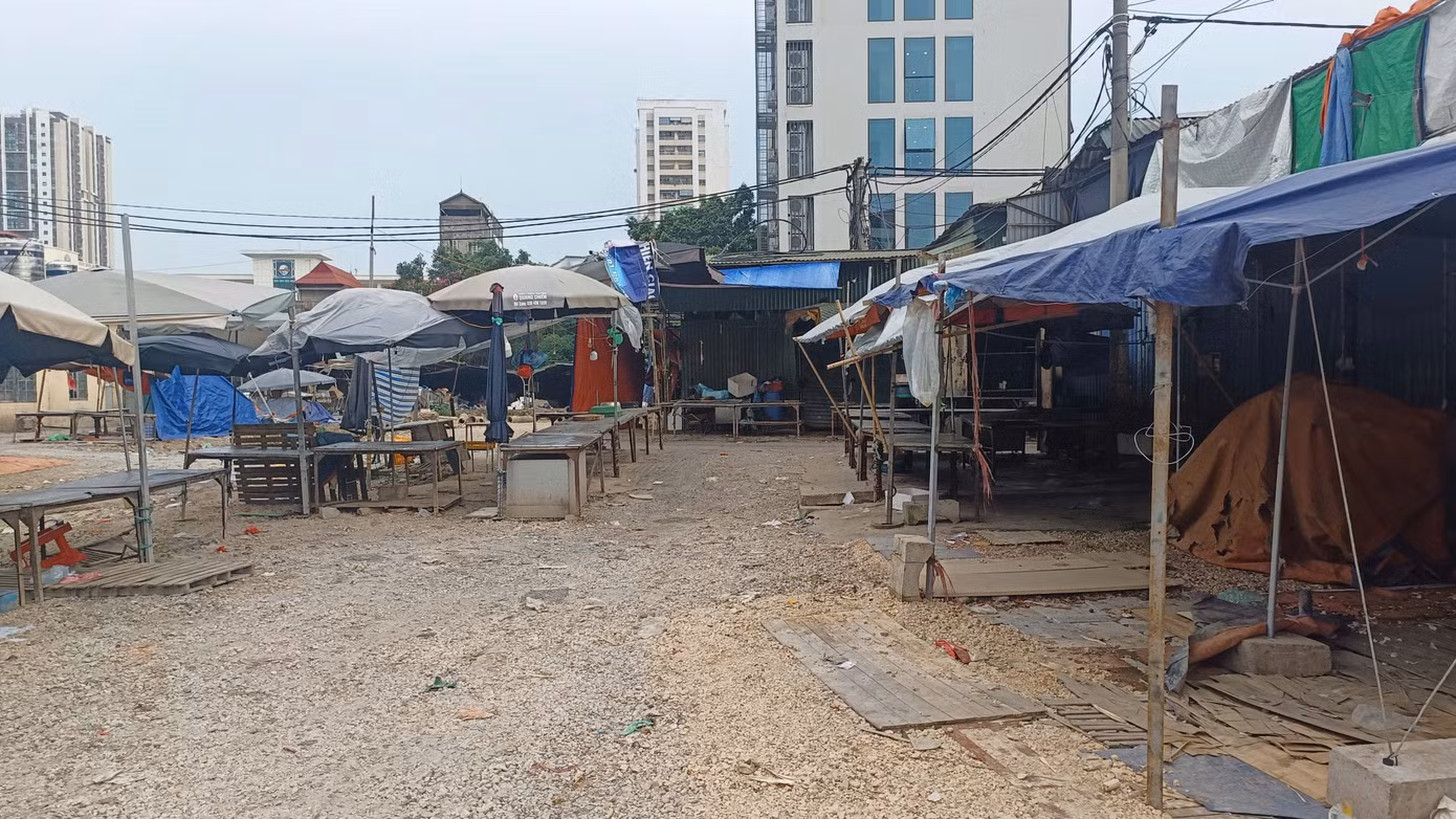 Ông Bạch Đình Nam - Phó Ban quản lý chợ Phùng Khoang cho biết, đây là khu vực tự phát, không thuộc quản lý của chợ.