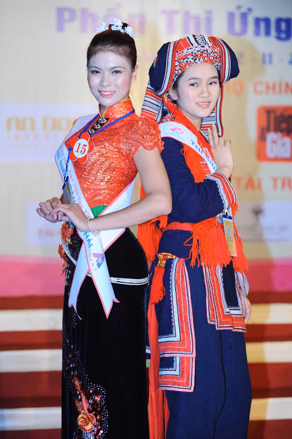 Hà Thị Hằng tạo dáng với Hoàng Thị Hiền(SBD 16 ) dân tộc Dao tới từ Hà Giang.