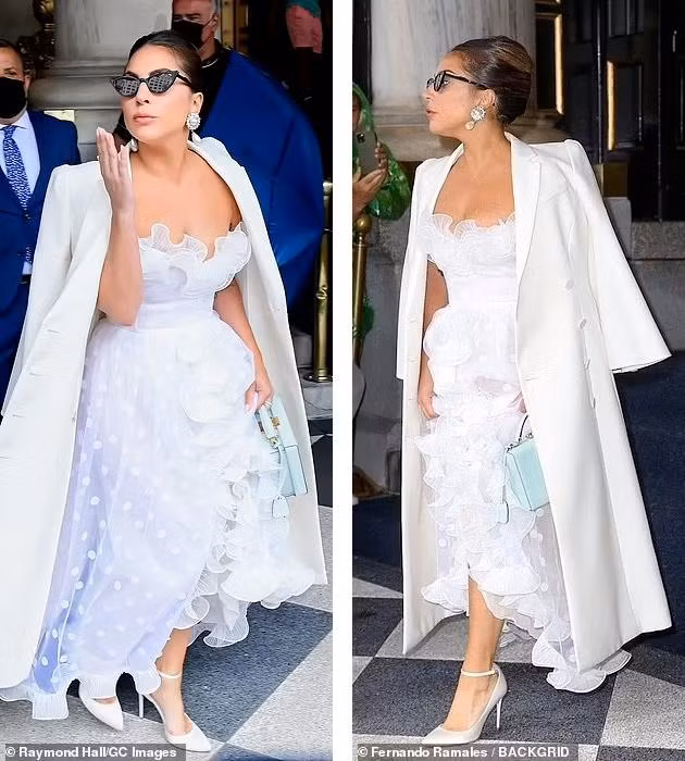 Ngày 30/6, Lady Gaga gây ấn tượng mạnh với tạo hình cô dâu trong chiếc váy organza xù trắng của Giambattista Valli bên dưới chiếc áo khoác Fendi màu kem. Cô đi giày cao gót Jimmy Choo, xách túi Mark Cross màu bạc hà và đeo kính mắt mèo.