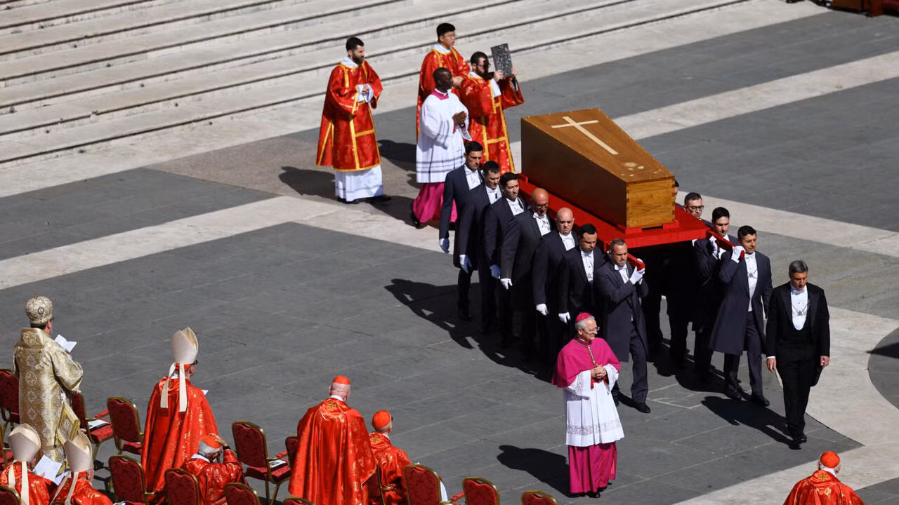 Hôm nay (26/4, giờ địa phương), tang lễ của Giáo hoàng Francis chính thức diễn ra tại Vương cung thánh đường Peter ở Vatican. Ảnh: Reuters. Hôm nay (26/4, giờ địa phương), tang lễ của Giáo hoàng Francis chính thức diễn ra tại Vương cung thánh đường Peter ở Vatican. Ảnh: Reuters.