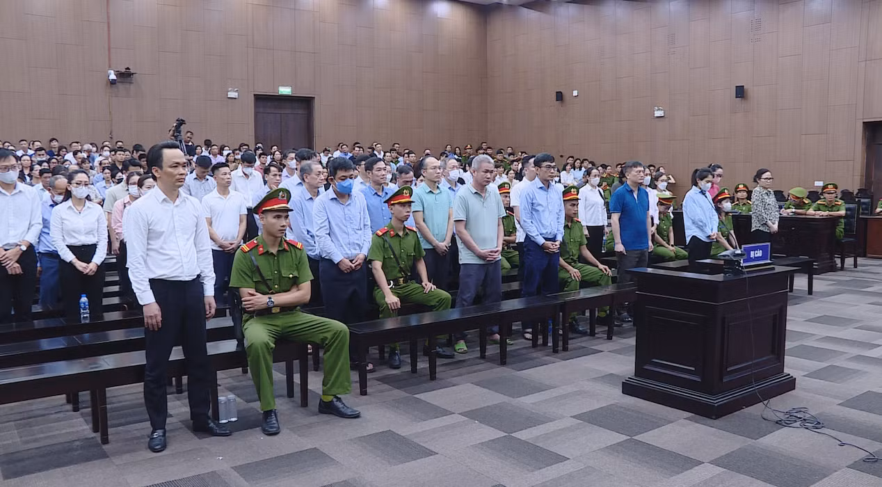 Các bị cáo nghe tòa tuyên án.
