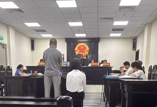 Hai vợ chồng Nguyễn Sơn Hải và Phạm Vân Anh hầu tòa. Hai vợ chồng Nguyễn Sơn Hải và Phạm Vân Anh hầu tòa.