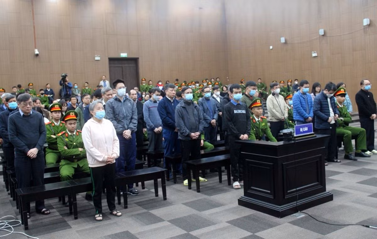 Các bị cáo nghe tòa tuyên án. Ảnh: Hồ Như Ý.