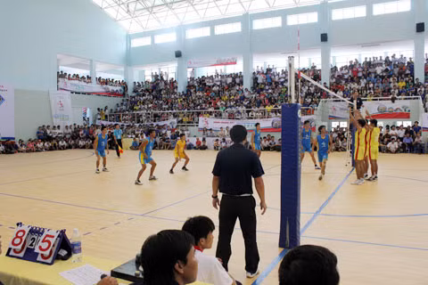 Các cổ động viên tràn xuống khu vực sân thi đấu để cổ vũ