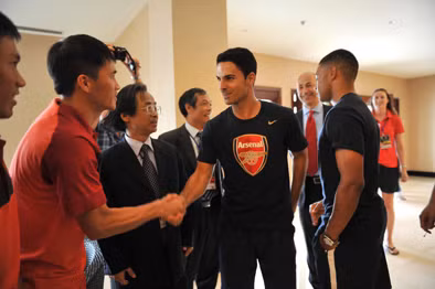 Công Vinh bắt tay Mikael Arteta