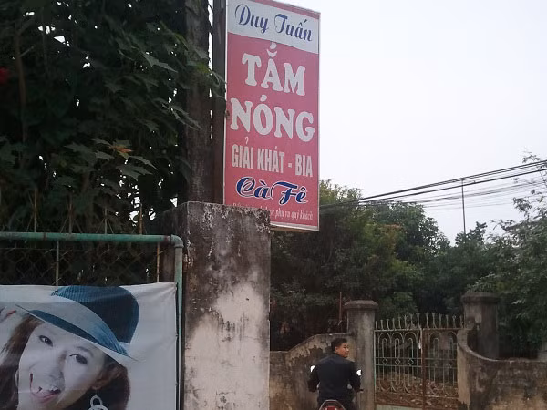 Những biển hiệu tắm nóng tại xã Thuần Mỹ (Ba Vì, Hà Nội)