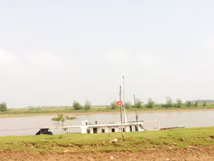 Tàu tuần tra được cho là của CSGT đường thủy tỉnh Ninh Bình cặp bờ chốt bên phía Nam Định