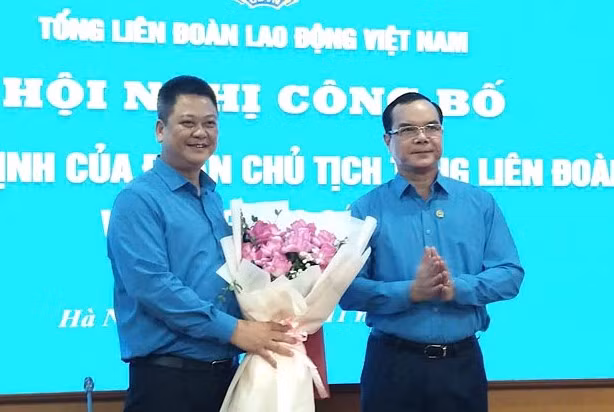 Chủ tịch Tổng LĐLĐVN Nguyễn Đình Khang (bên phải) tặng hoa, chúc mừng ông Ngô Đại Đồng. Chủ tịch Tổng LĐLĐVN Nguyễn Đình Khang (bên phải) tặng hoa, chúc mừng ông Ngô Đại Đồng.
