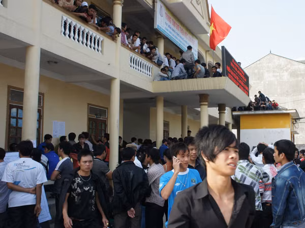 Cảnh lộn xộn, chen lấn, xô đẩy khi lao động đăng ký kiểm tra tiếng Hàn tại Nghệ An. Ảnh: A. Khánh