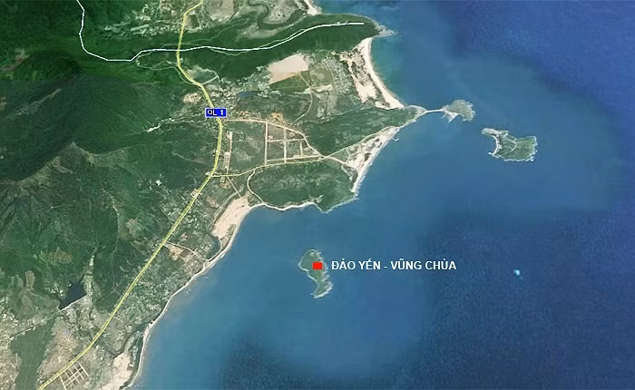 Khu vực biển Vũng Chùa nằm cạnh vịnh nước sâu Hòn La, nơi có cảng Hòn La. Khu vực này cũng khá kín gió vì được bao bọc bởi 3 hòn đảo: Hòn La, Hòn Gió, Hòn Nồm