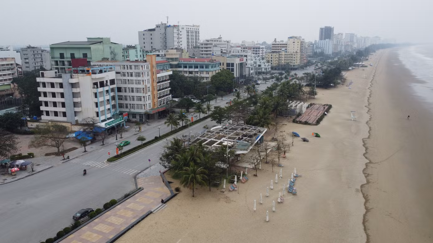 Dự án được UBND tỉnh phê duyệt và phê duyệt điều chỉnh quy hoạch chi tiết vào năm 2015, 2017, bao gồm các hạng mục: Khu Công trình công cộng có mục đích kinh doanh như bar - cafe giải khát; khu công trình phục vụ nhu cầu của khách tắm biển; khu vui chơi trẻ em; không gian nhạc nước; công trình nhà liên ngành; công trình nhà trông coi ngư lưới cụ; quảng trường thanh thiếu niên; khu công viên xanh... Tổng diện tích dự án là 319.860 m2. Dự án được UBND tỉnh phê duyệt và phê duyệt điều chỉnh quy hoạch chi tiết vào năm 2015, 2017, bao gồm các hạng mục: Khu Công trình công cộng có mục đích kinh doanh như bar - cafe giải khát; khu công trình phục vụ nhu cầu của khách tắm biển; khu vui chơi trẻ em; không gian nhạc nước; công trình nhà liên ngành; công trình nhà trông coi ngư lưới cụ; quảng trường thanh thiếu niên; khu công viên xanh... Tổng diện tích dự án là 319.860 m2.