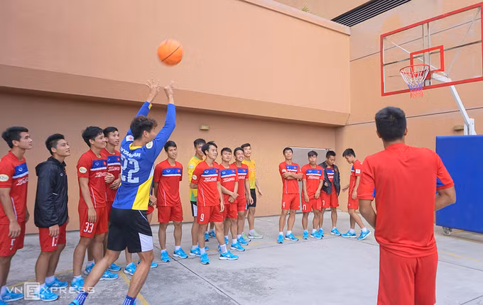 Thua trắng Thái Lan 3 bàn, U22 Việt Nam chia tay SEA Games 29 ảnh 4