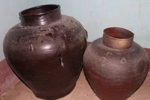 Một trong những chiếc chum quý có màu da lươn óng ánh . Một trong những chiếc chum quý có màu da lươn óng ánh