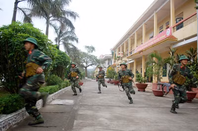 Cán bộ, chiến sĩ Đại đội 3, Tiểu đoàn 1 (Trung đoàn 50) luyện tập phương án báo động chiến đấu tại chỗ. Cán bộ, chiến sĩ Đại đội 3, Tiểu đoàn 1 (Trung đoàn 50) luyện tập phương án báo động chiến đấu tại chỗ