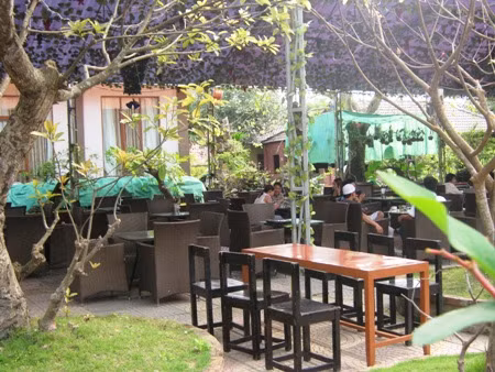Khách vắng hoe ở quán ca phê Rozal (Ảnh chụp vào sáng 18/3) 
