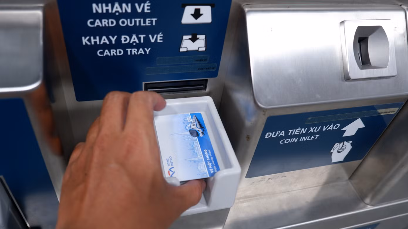 Vé sẽ được trả ở khay nhận.
